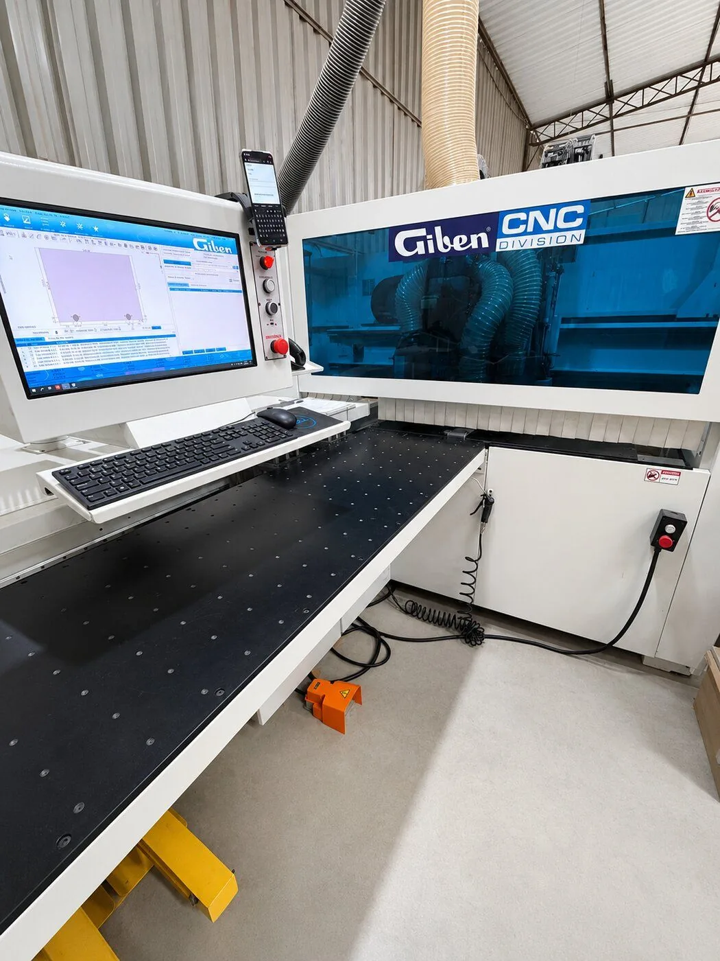 Seccionadora CNC na fábrica da Madera